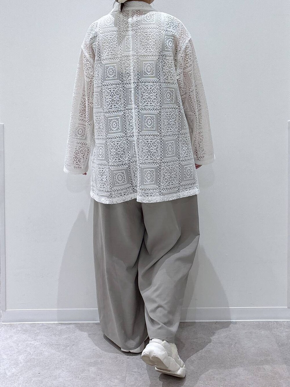 ホワイト系のその他アウター、グレー系のサロペット/オーバーオールを着用したレディースの春コーディネートの3枚目の写真