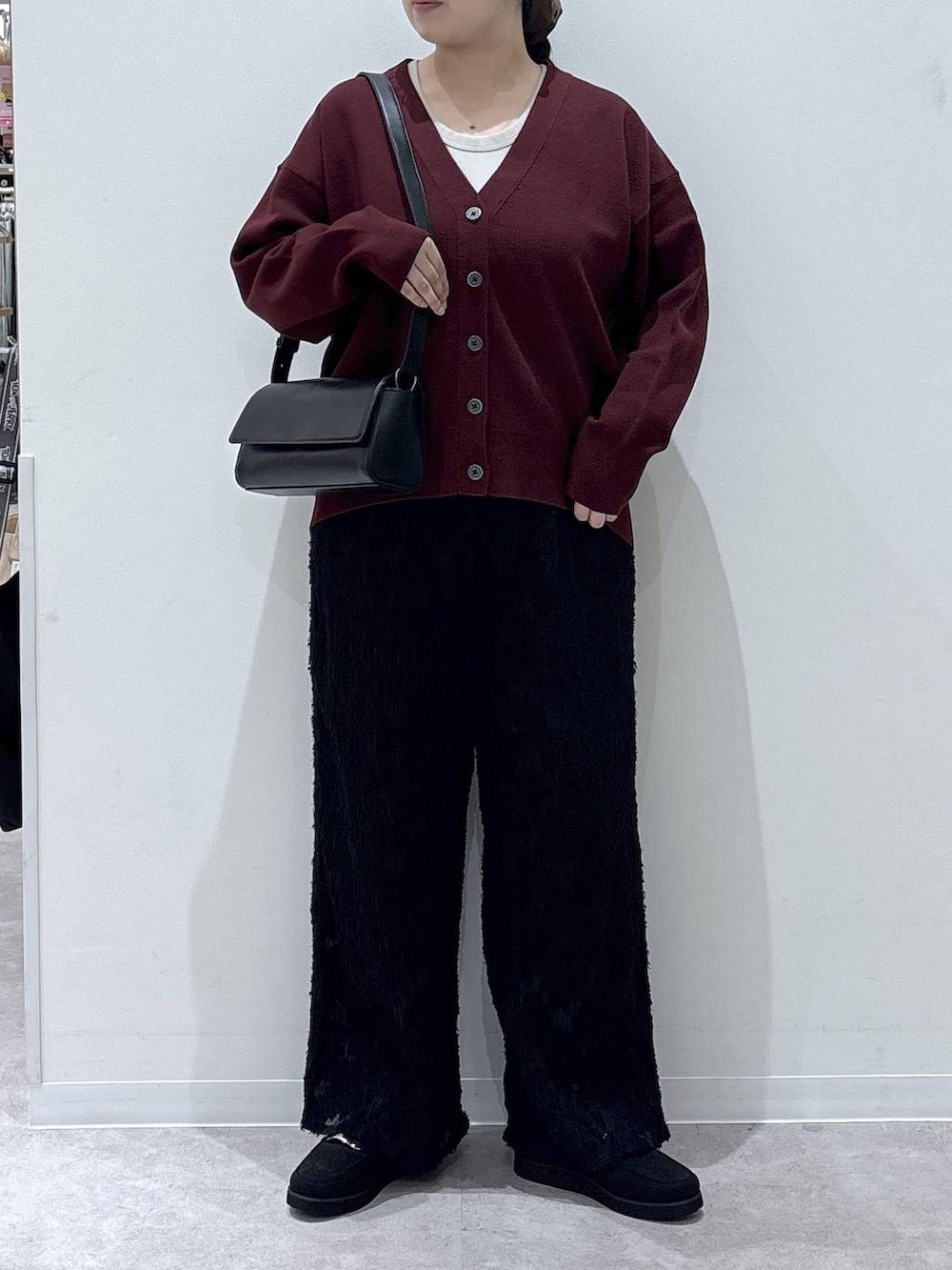 ブラック系のその他パンツ、ブラック系のショルダーバッグ、ブラック系のローファーを着用したレディースの秋コーディネートの4枚目の写真