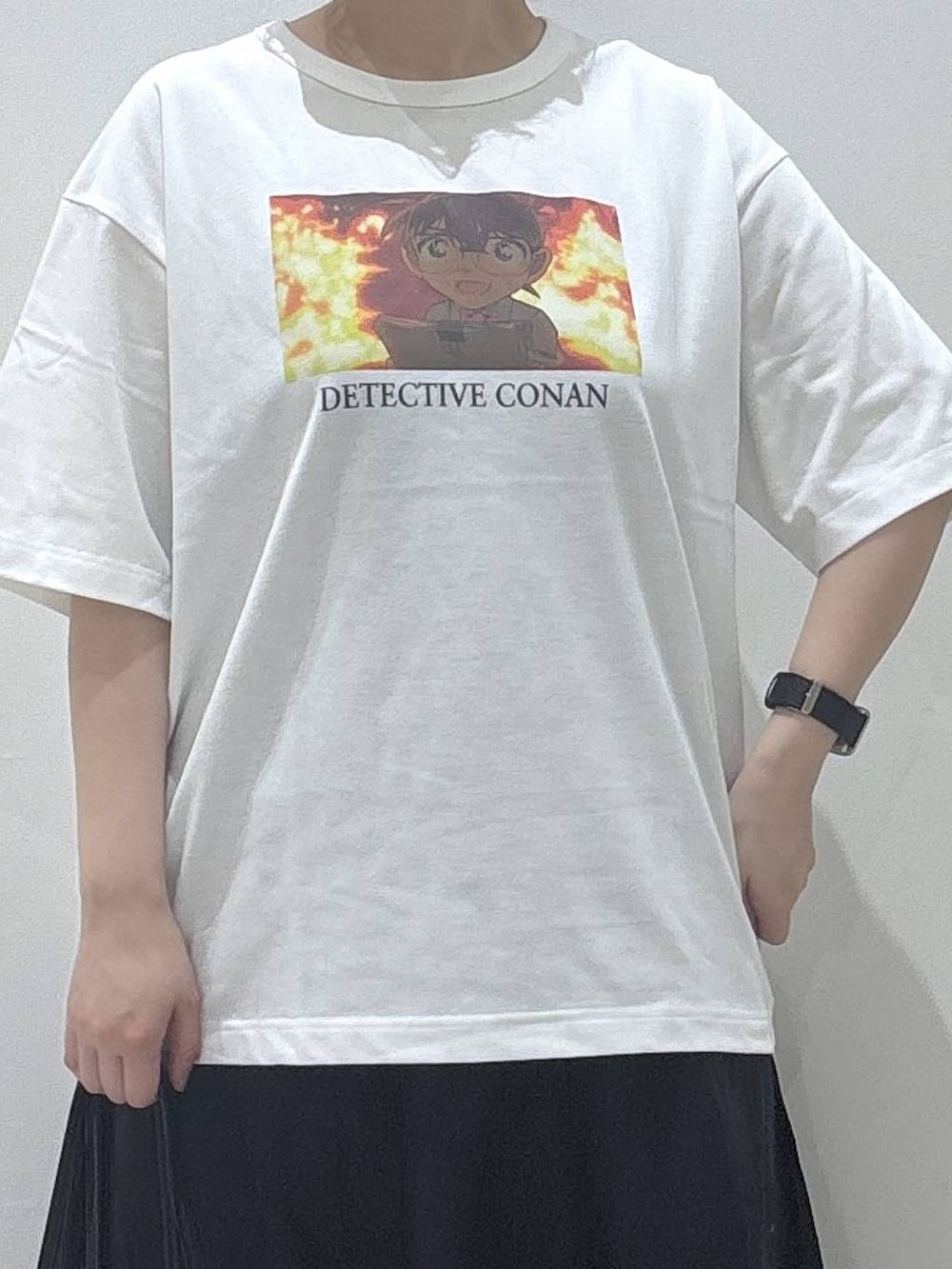 ブラック系のスカート、ブラック系のショルダーバッグ、ホワイト系のTシャツ/カットソーを着用したレディースの春コーディネートの4枚目の写真