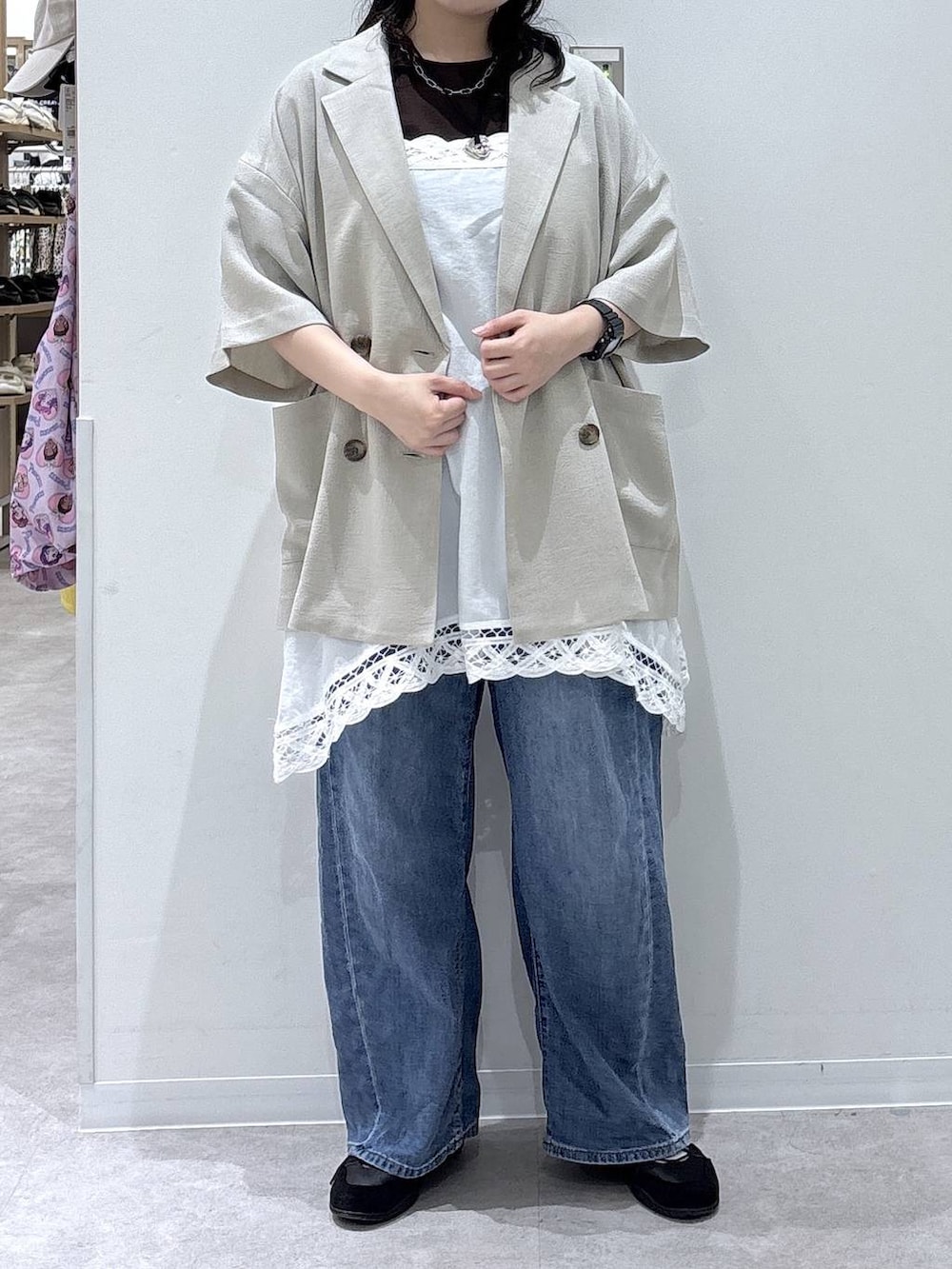 ブルー系のデニムパンツ、ベージュ系のテーラードジャケット、ブラウン系のTシャツ/カットソーを着用したレディースの夏コーディネートの4枚目の写真