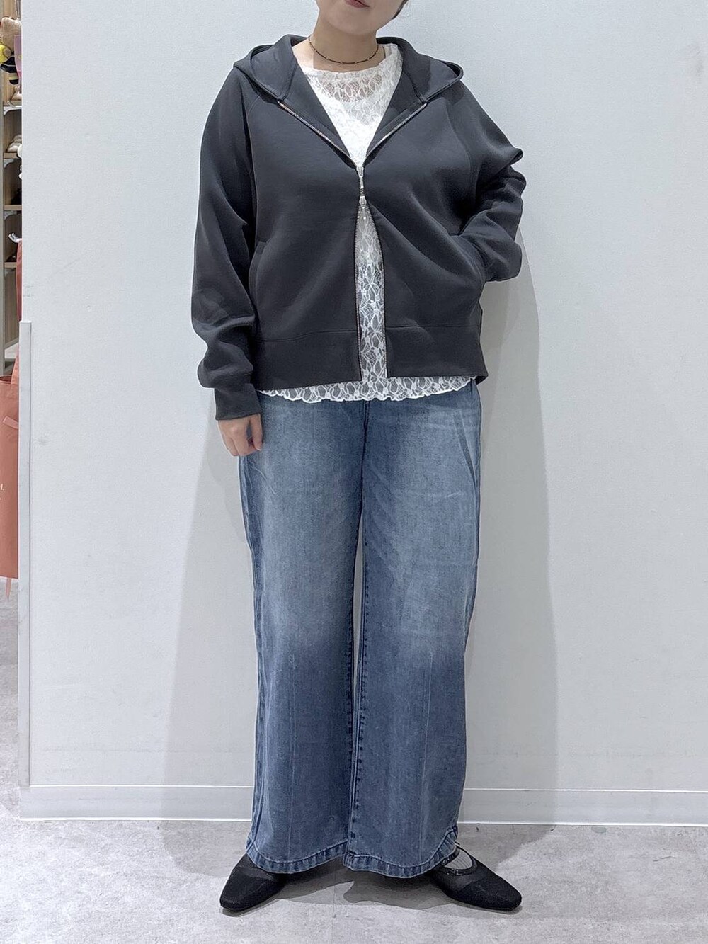 グレー系のパーカー、ブルー系のデニムパンツ、ホワイト系のTシャツ/カットソーを着用したレディースの秋コーディネートの3枚目の写真