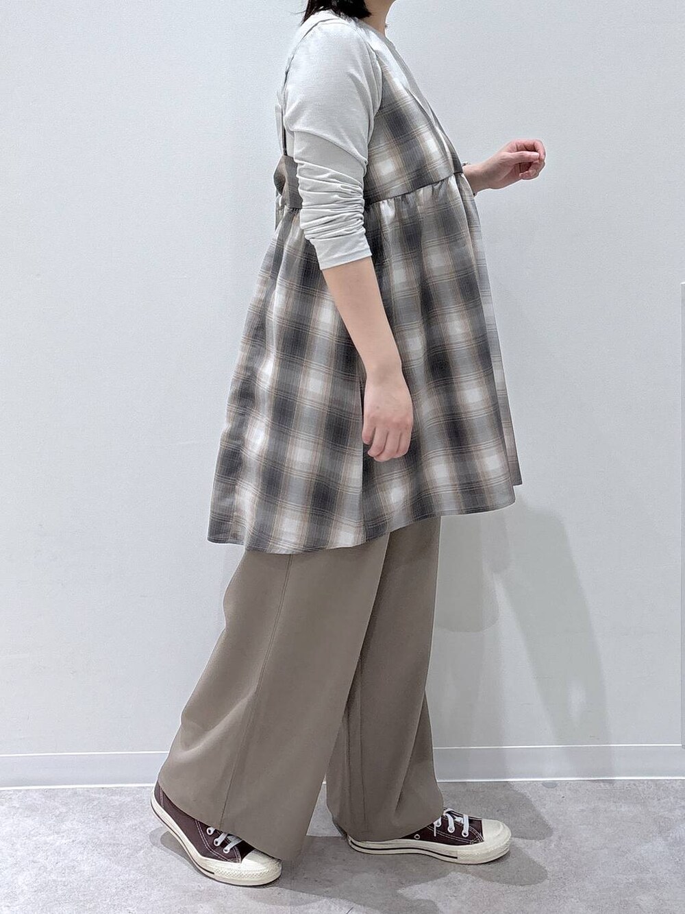 ホワイト系のTシャツ/カットソー、ブラウン系のその他パンツ、ブラウン系のキャミソールを着用したレディースの春コーディネートの2枚目の写真