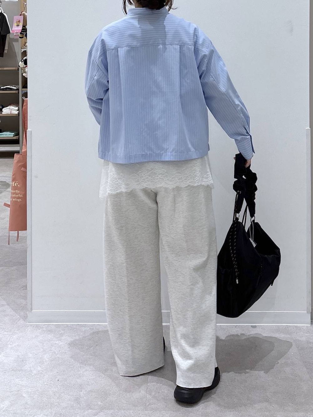 ブラック系のその他シューズ、ホワイト系のTシャツ/カットソー、ブラック系のショルダーバッグを着用したレディースの秋コーディネートの3枚目の写真