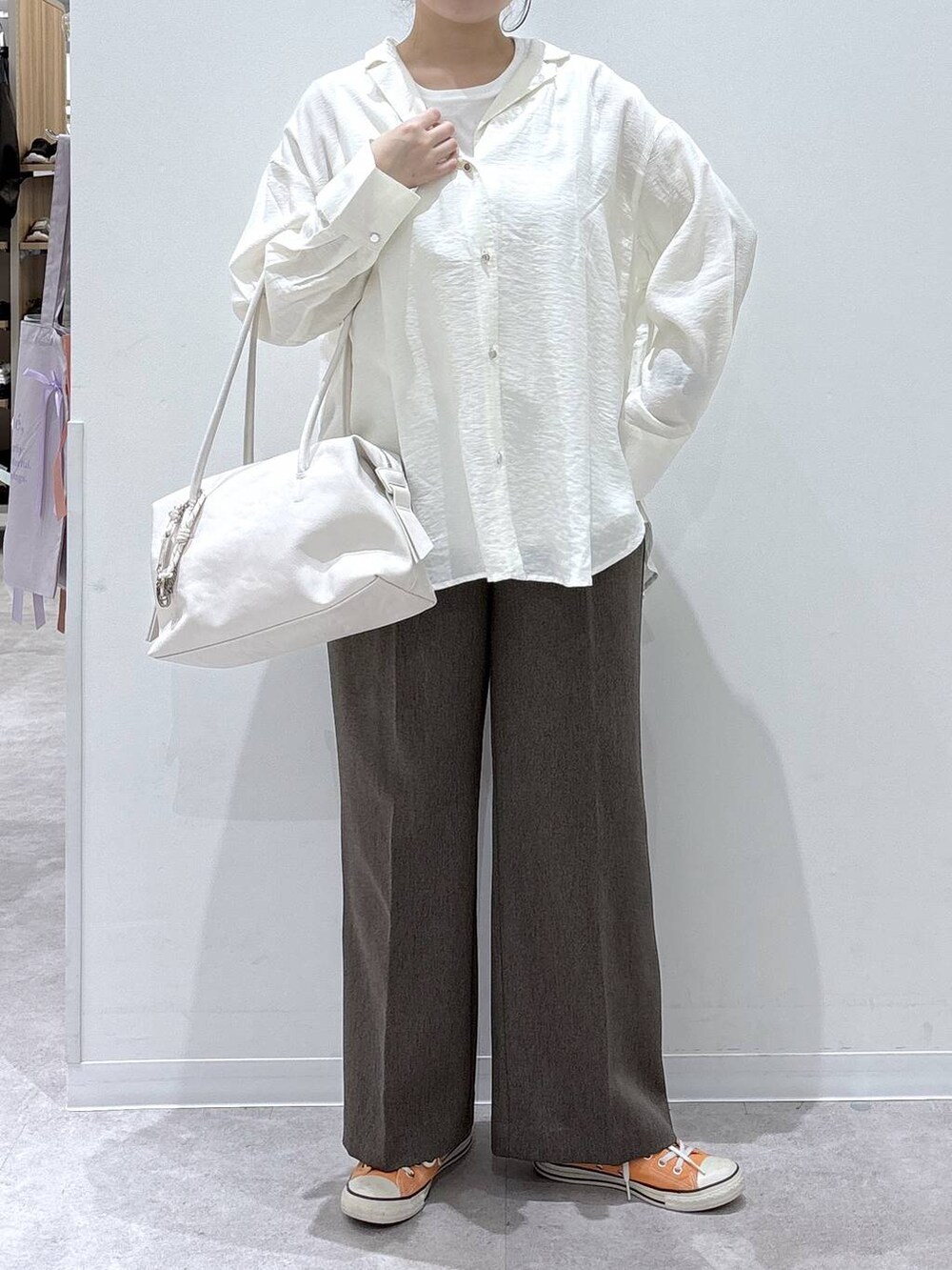 ホワイト系のボストンバッグ、ブラウン系のその他パンツ、ホワイト系のシャツ/ブラウスを着用したレディースの春コーディネートの4枚目の写真