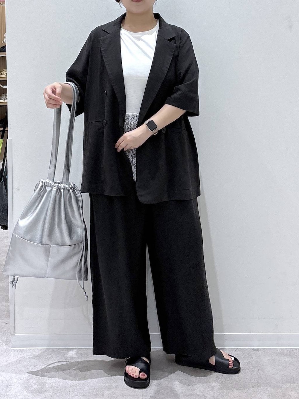 ブラック系のその他パンツ、グレー系のテーラードジャケット、ブラック系のサンダルを着用したレディースの夏コーディネートの4枚目の写真