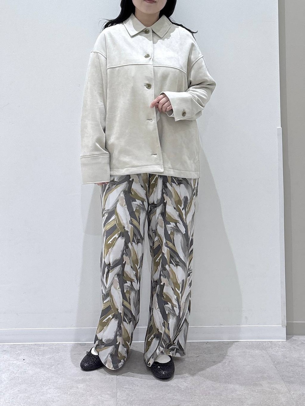 ブラック系のバレエシューズ、ベージュ系のテーラードジャケット、ベージュ系のその他パンツを着用したレディースの冬コーディネートの4枚目の写真