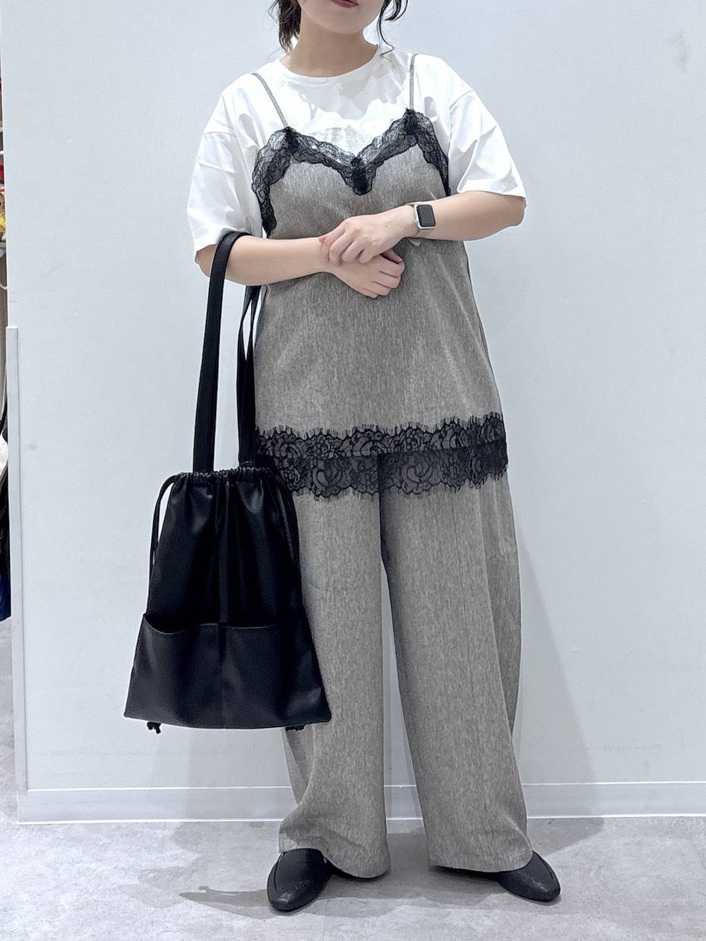 ブラック系のその他シューズ、ホワイト系のTシャツ/カットソー、ブラック系のトートバッグを着用したレディースの夏コーディネートの4枚目の写真