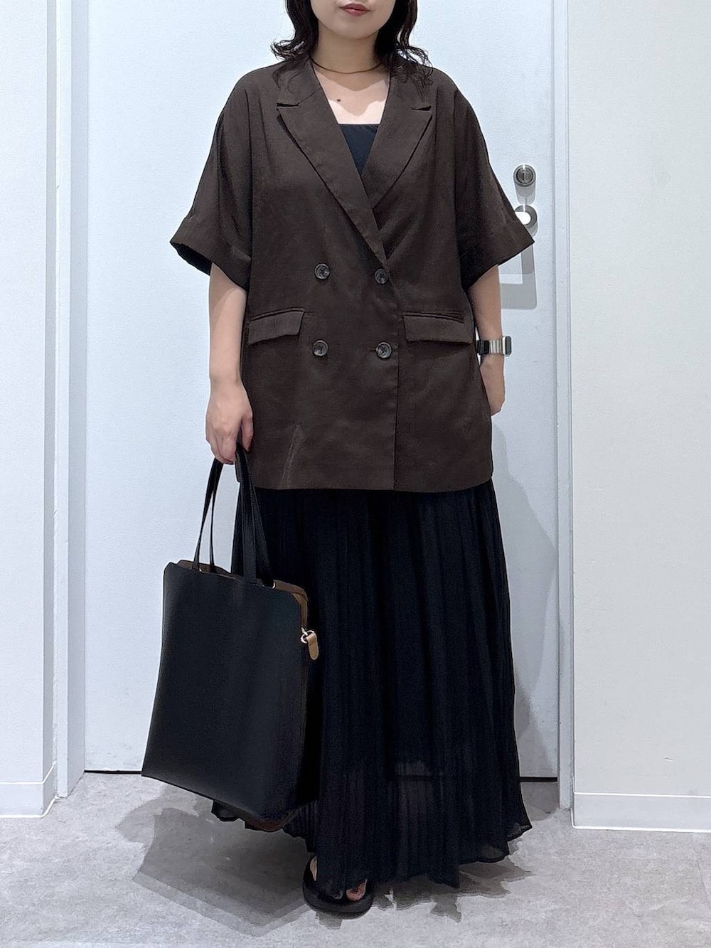 「体型カバー、着痩せ・細見え、ゆったり、休日コーデ、ママコーデ、ぽっちゃり_GLOBAL WORK、リラックス、カジュアル、オーバーサイズ、GLOBAL WORK、ジャケット、ジャケットスタイル、スカート、ロングスカート、トートバッグ」｜「GLOBAL WORKのスペ軽撥水縦A4トート/248213（トートバッグ、ブラック系）」を使った、かとやまさん（レディース・158cm）の夏コーディネートの5枚目の写真