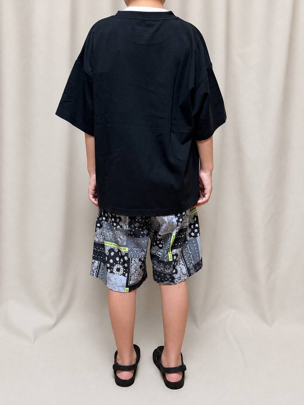 その他のその他パンツ、ブラック系のTシャツ/カットソーを着用したレディースの夏コーディネートの3枚目の写真