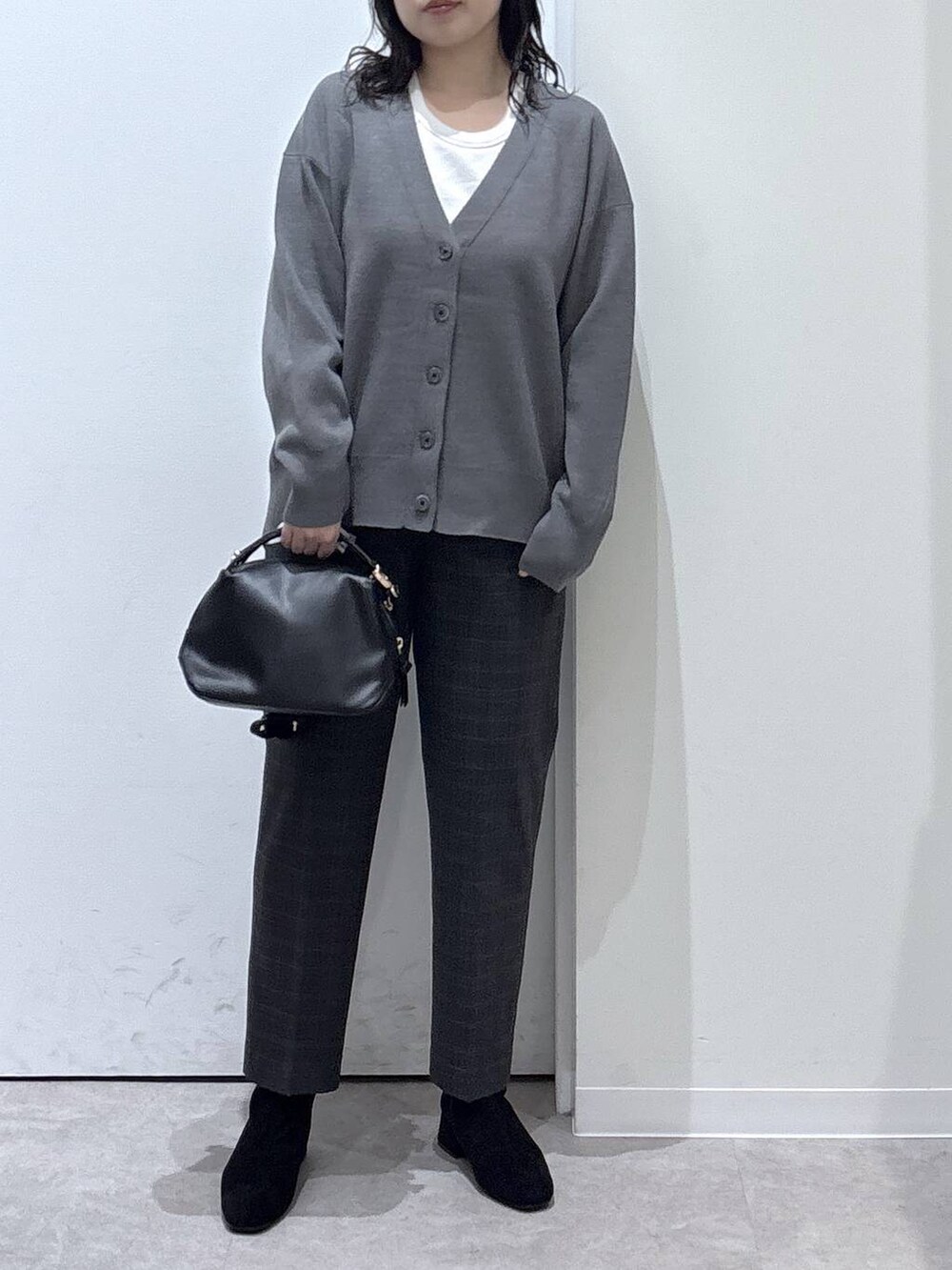 ブラック系のショルダーバッグ、その他のその他パンツ、グレー系のカーディガン/ボレロを着用したレディースの秋コーディネートの4枚目の写真