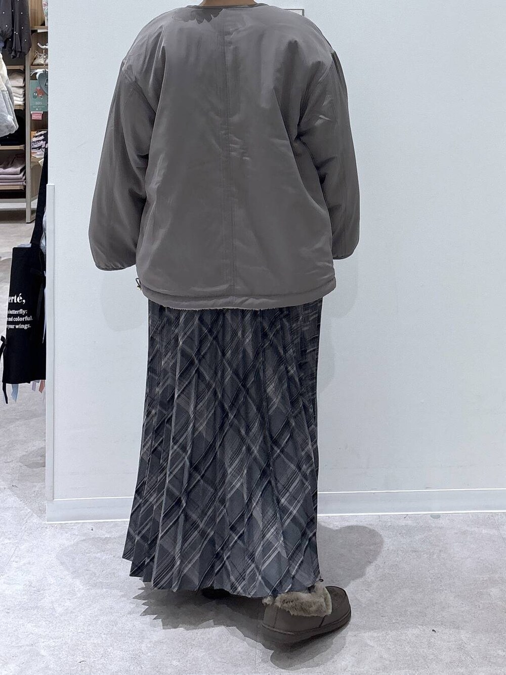 ブラウン系のブルゾン、ブラウン系のスウェット、グレー系のスカートを着用したレディースの秋コーディネートの3枚目の写真