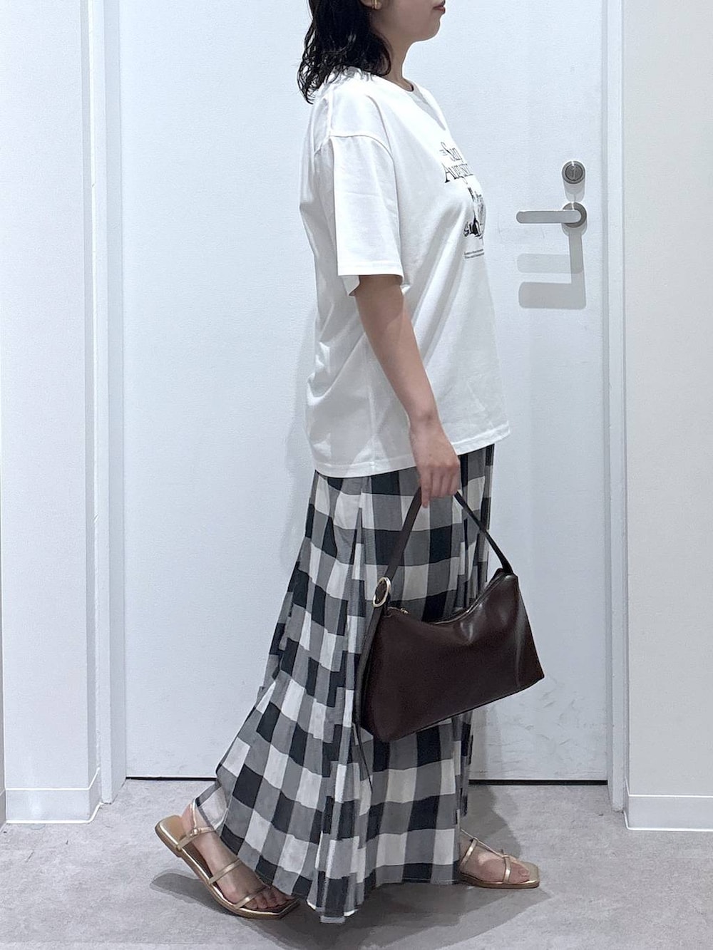 「ゆったり、体型カバー、着痩せ・細見え、休日コーデ、ママコーデ、セールコーデ、ぽっちゃり_GLOBAL WORK、リラックス、カジュアル、オーバーサイズ、GLOBAL WORK、ヘビロッTEE_GLOBAL WORK、Tシャツ、接触冷感、スカート」｜「GLOBAL WORKのエアリーリラックスフレアスカート/147678（スカート、ホワイト系）」を使った、かとやまさん（レディース・158cm）の夏コーディネートの2枚目の写真