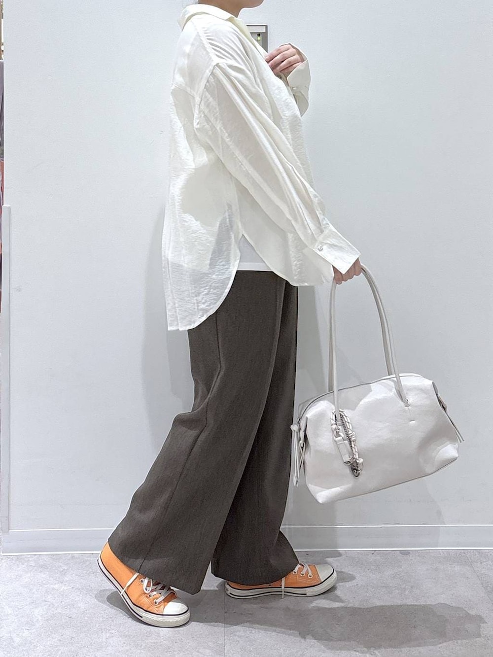 ホワイト系のボストンバッグ、ブラウン系のその他パンツ、ホワイト系のシャツ/ブラウスを着用したレディースの春コーディネートの2枚目の写真