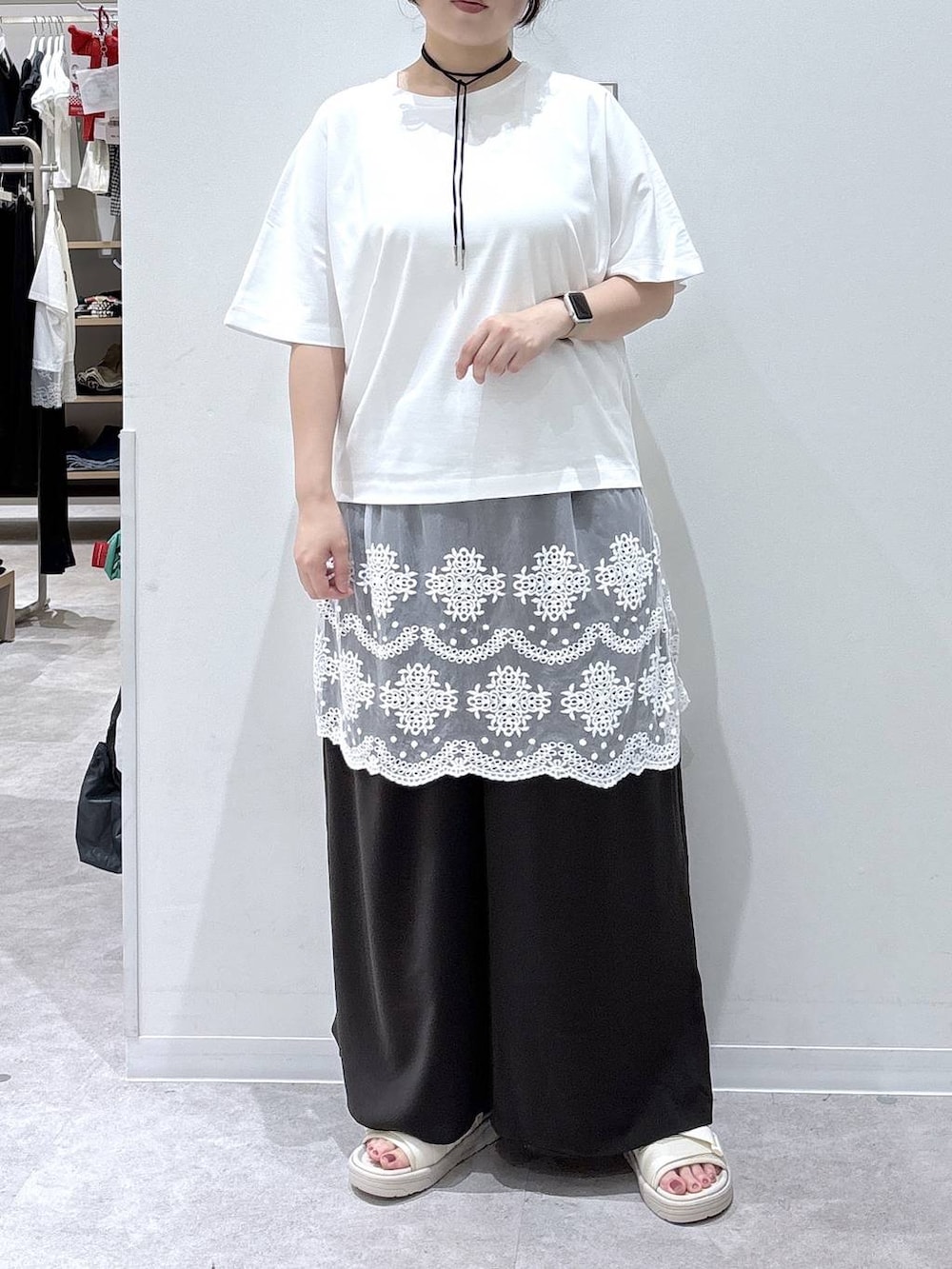 ホワイト系のTシャツ/カットソー、ホワイト系のサンダル、ブラウン系のその他パンツを着用したレディースの夏コーディネートの4枚目の写真