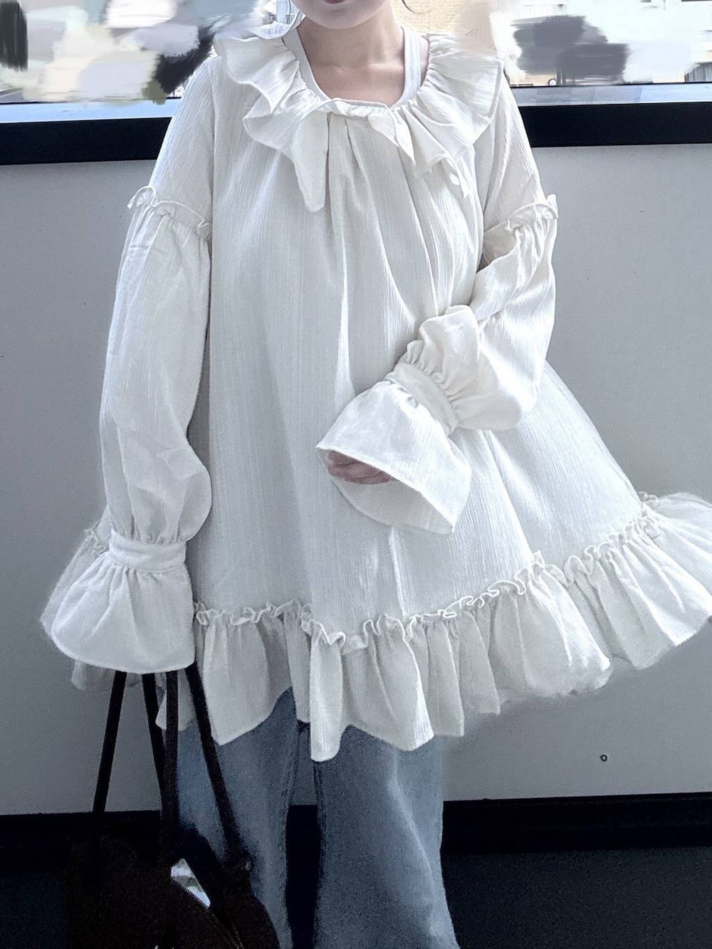 ホワイト系のシャツ/ブラウスを着用したレディースの秋コーディネートの2枚目の写真