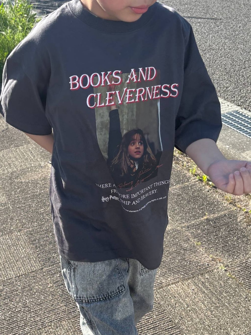 グレー系のTシャツ/カットソーを着用したキッズの春コーディネートの2枚目の写真