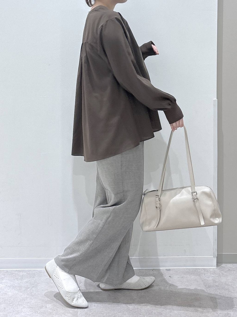 ベージュ系のその他パンツ、その他のタンクトップ、ブラウン系のカーディガン/ボレロを着用したレディースの春コーディネートの2枚目の写真