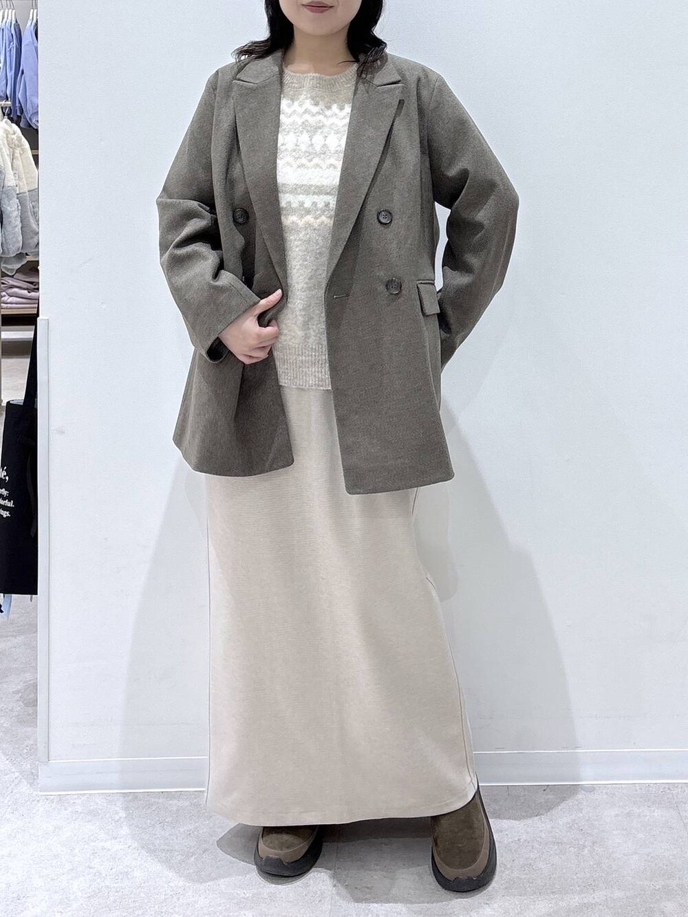 ブラウン系のブーツ、ホワイト系のスカートを着用したレディースの秋コーディネートの4枚目の写真