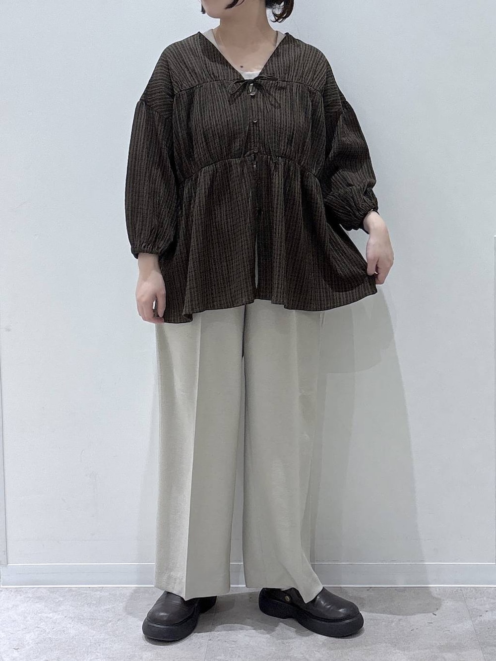 ベージュ系のその他パンツ、ブラウン系のカーディガン/ボレロを着用したレディースの春コーディネートの4枚目の写真