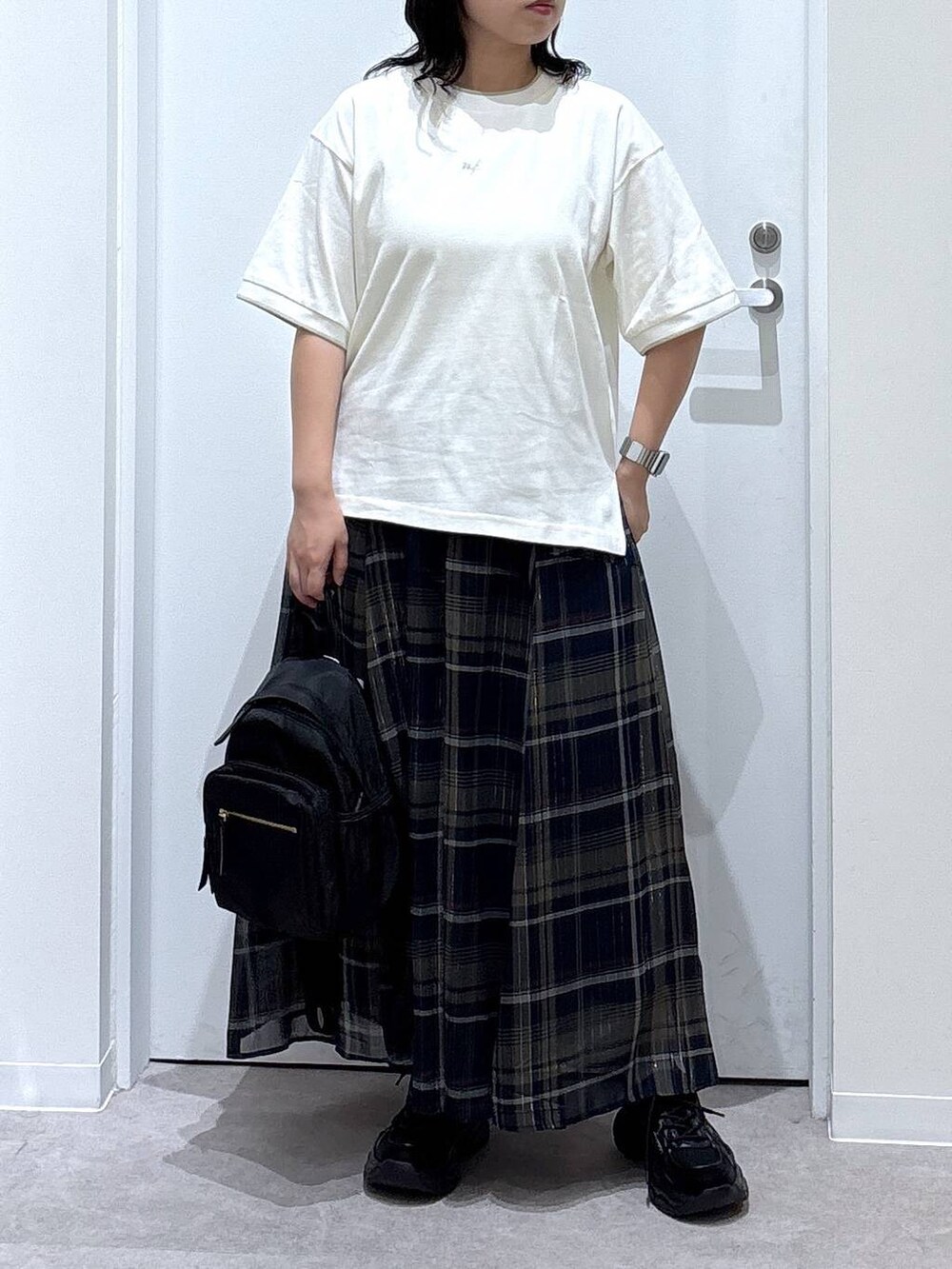 ブラック系のバックパック/リュック、その他のスカート、ベージュ系のTシャツ/カットソーを着用したレディースの夏コーディネートの5枚目の写真