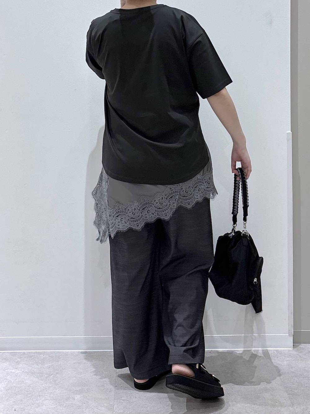 ブラック系のショルダーバッグ、ブルー系のその他パンツ、グレー系のその他トップスを着用したレディースの夏コーディネートの2枚目の写真