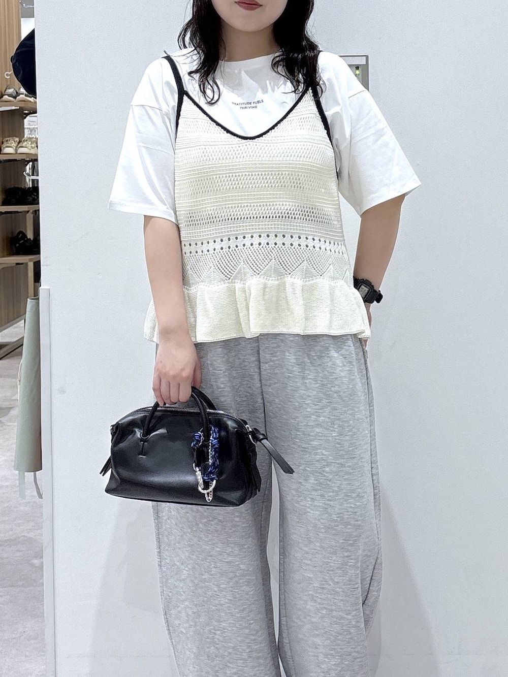ホワイト系のTシャツ/カットソー、ブラック系のボストンバッグ、グレー系のその他パンツを着用したレディースの夏コーディネートの2枚目の写真