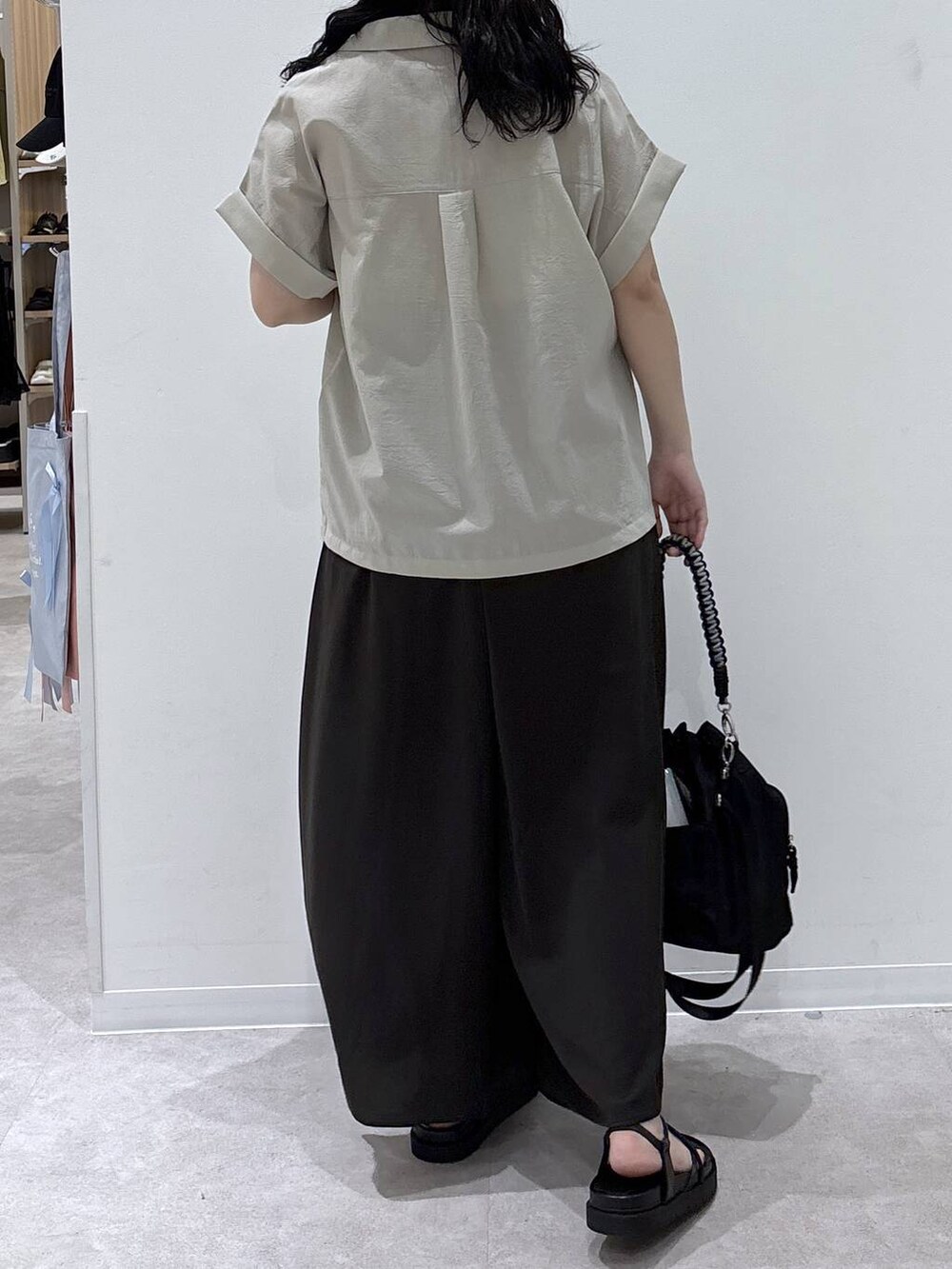 ブラウン系のその他パンツ、ベージュ系のシャツ/ブラウス、ブラック系のサンダルを着用したレディースの夏コーディネートの3枚目の写真