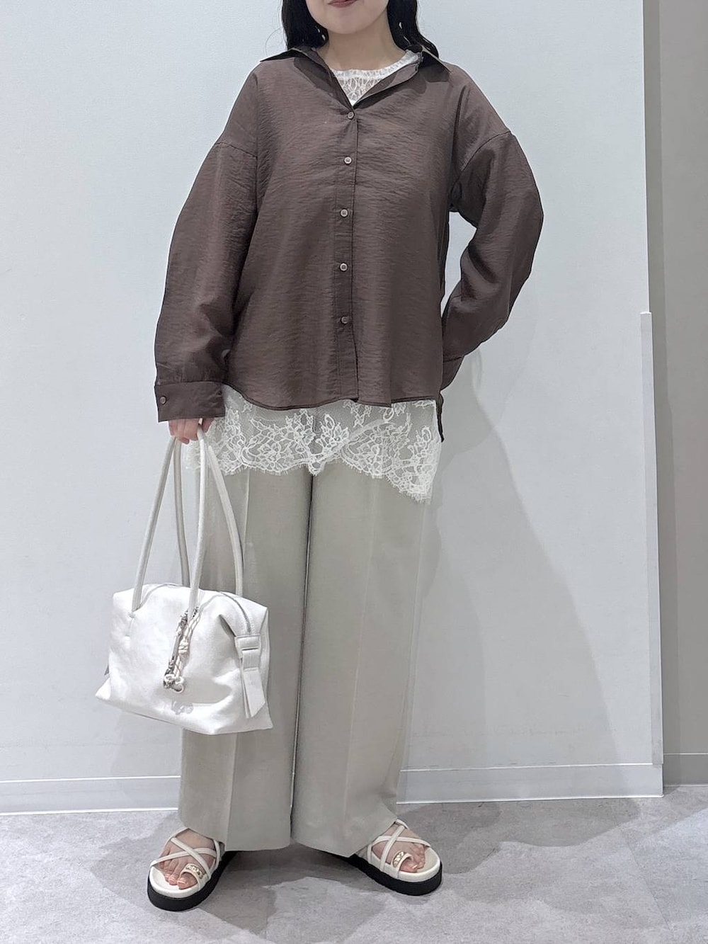 ホワイト系のボストンバッグ、ベージュ系のその他パンツ、ブラウン系のシャツ/ブラウスを着用したレディースの春コーディネートの4枚目の写真