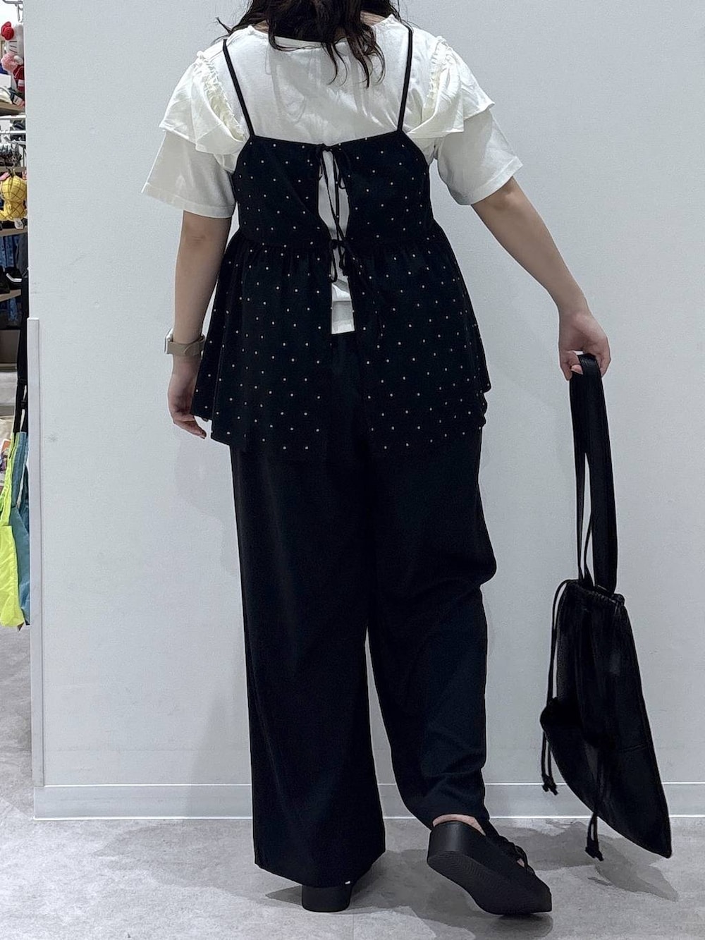 ブラック系のその他パンツ、ベージュ系のTシャツ/カットソー、ブラック系のサンダルを着用したレディースの夏コーディネートの3枚目の写真
