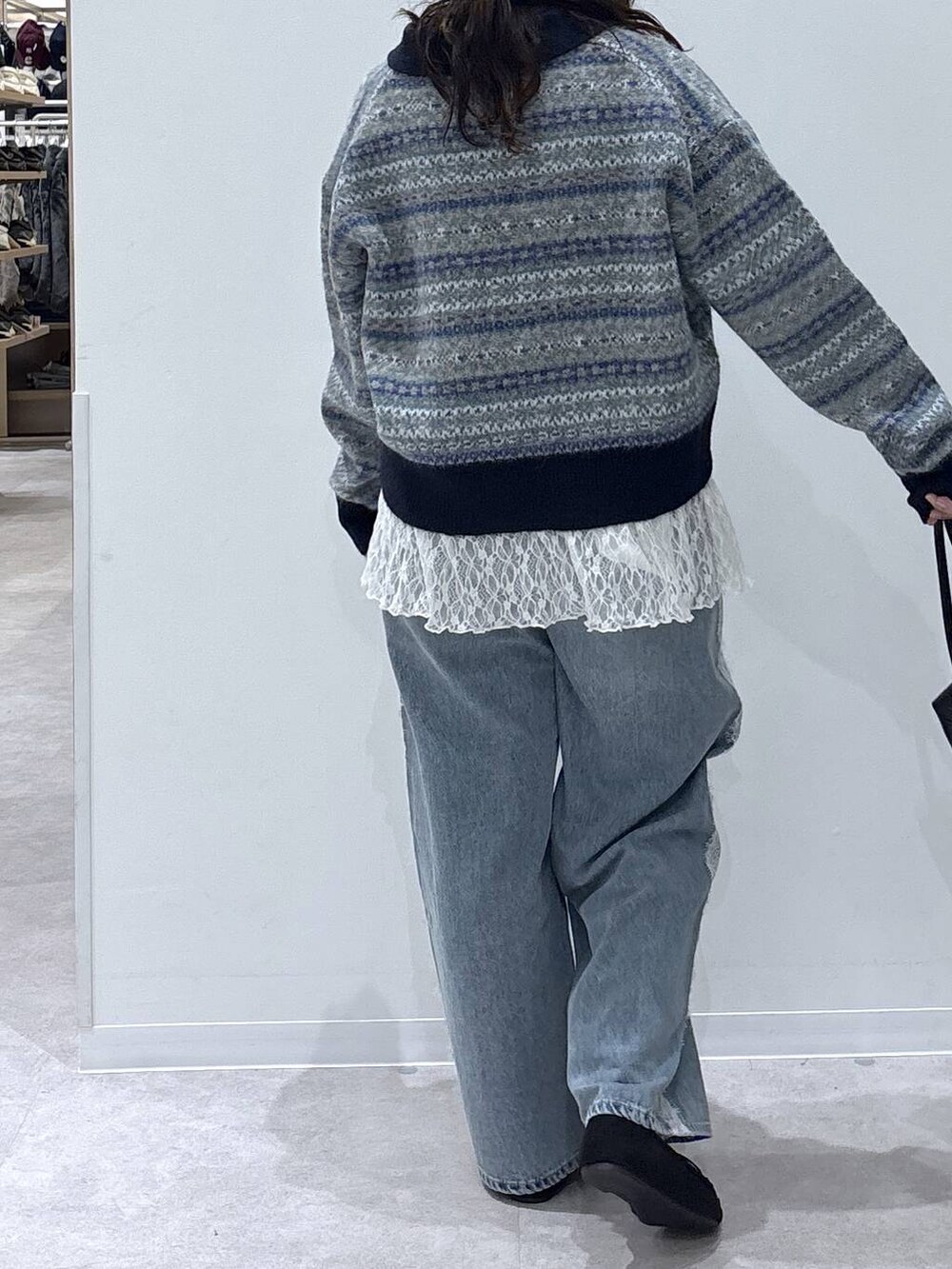 ブラック系のモカシン/デッキシューズ、ブラック系のボストンバッグ、ホワイト系のその他トップスを着用したレディースの秋コーディネートの2枚目の写真