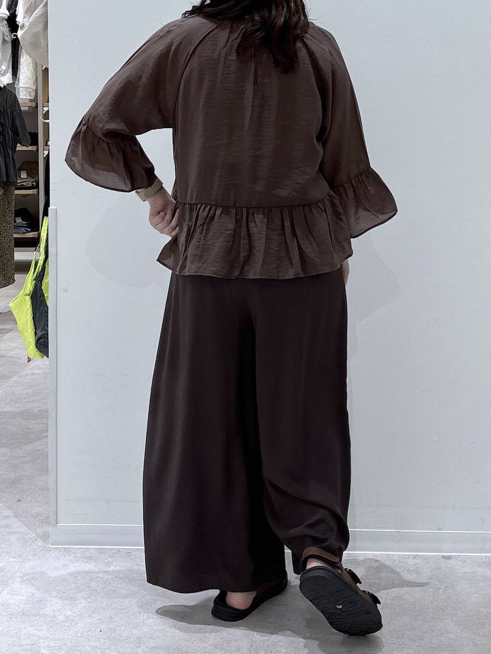 ブラウン系のその他パンツ、ブラウン系のカーディガン/ボレロ、ゴールド系のネックレスを着用したレディースの夏コーディネートの3枚目の写真