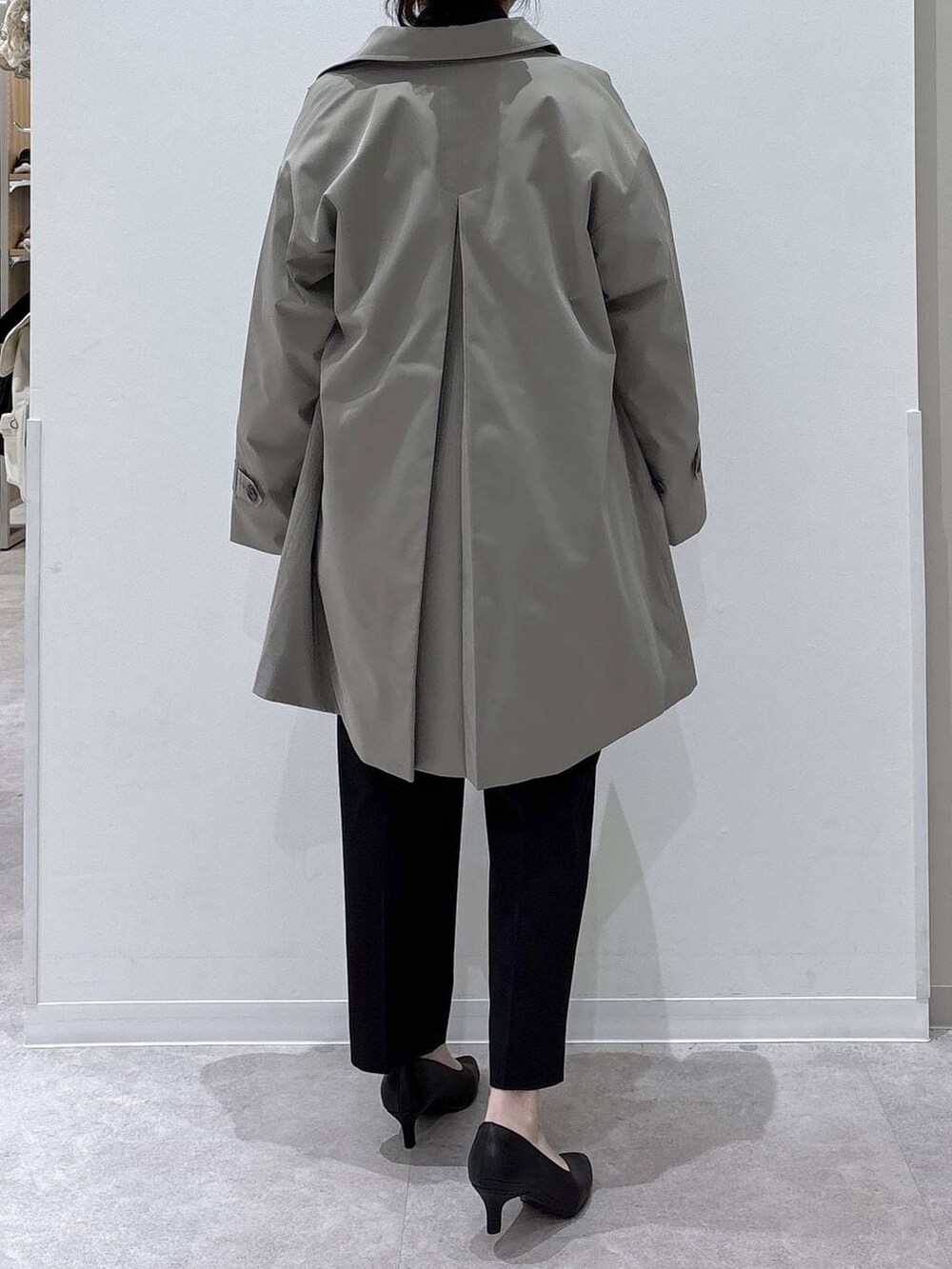 ブラック系のパンプス、ブラック系のスラックス、ホワイト系のシャツ/ブラウスを着用したレディースの冬コーディネートの6枚目の写真