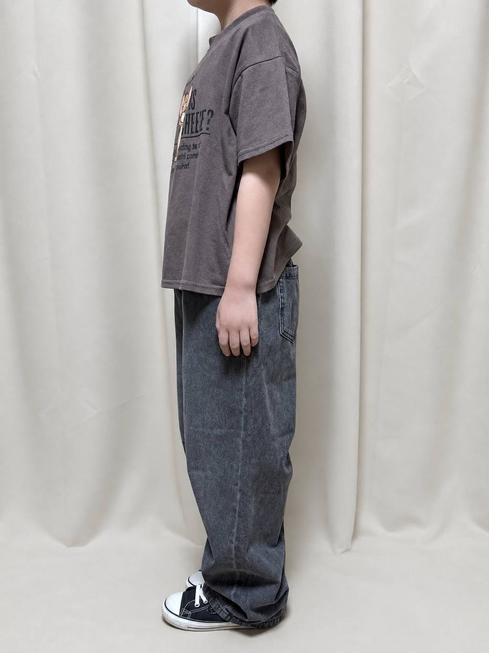 ブラック系のデニムパンツ、ブラウン系のTシャツ/カットソーを着用したキッズの秋コーディネートの2枚目の写真