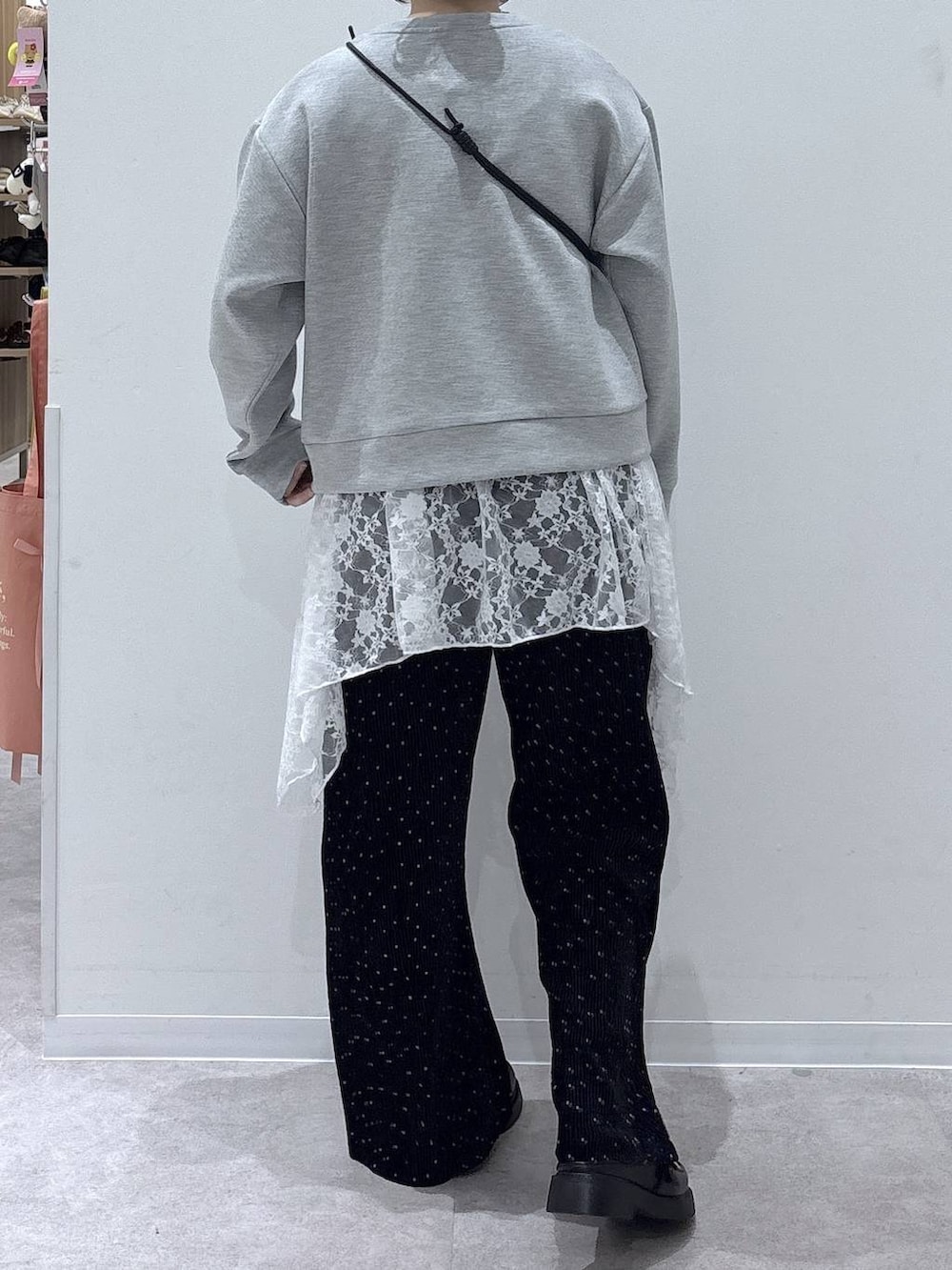 その他のその他パンツ、ブラック系のローファー、グレー系のカーディガン/ボレロを着用したレディースの秋コーディネートの3枚目の写真