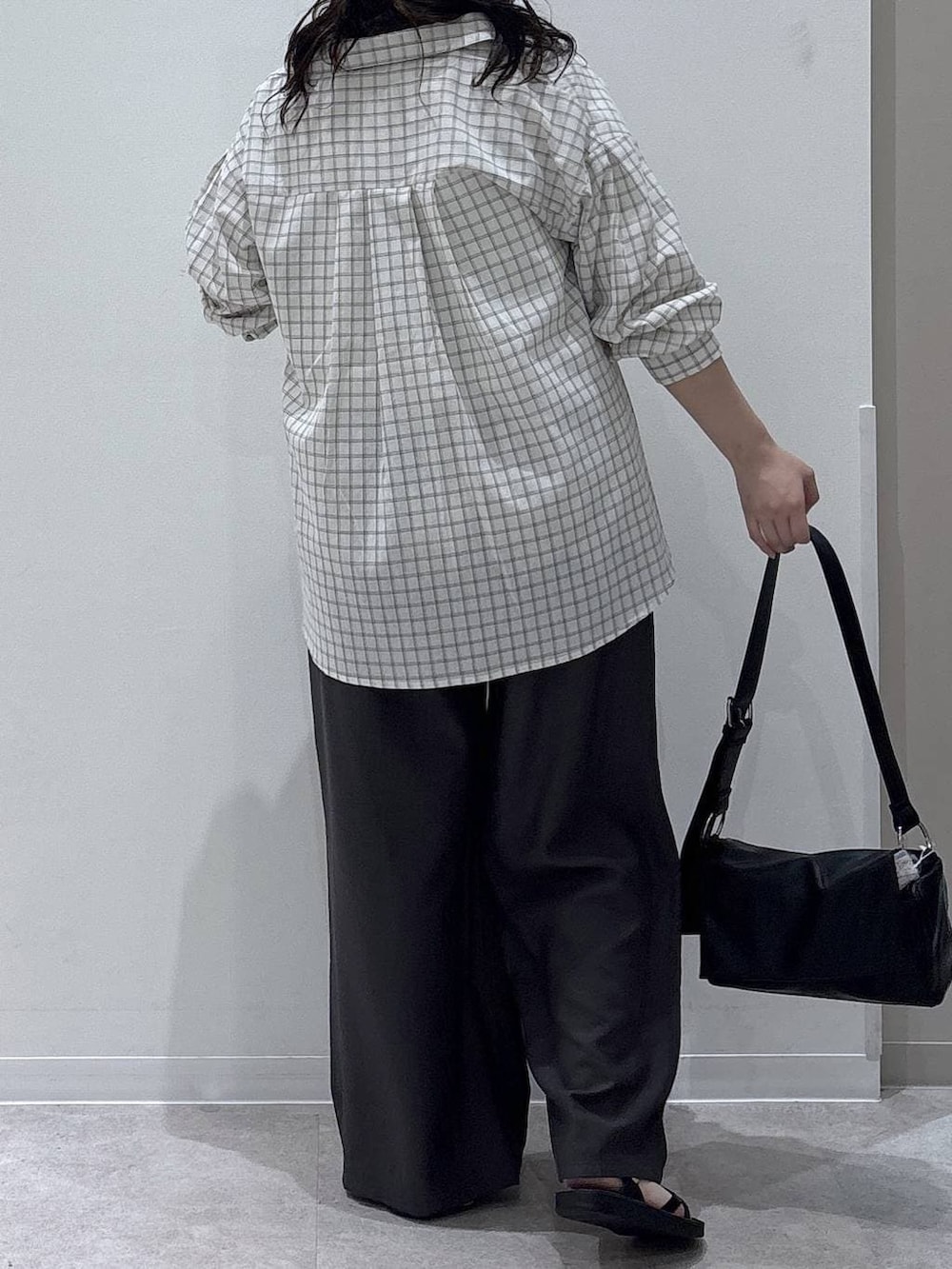 グレー系のシャツ/ブラウス、ブラウン系のその他パンツ、ブラック系のサンダルを着用したレディースの夏コーディネートの3枚目の写真