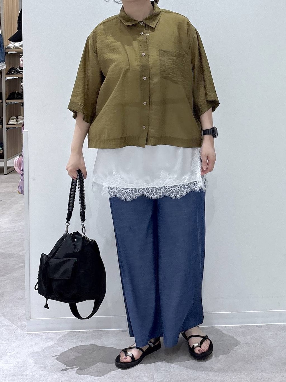 ブルー系のその他パンツ、グリーン系のシャツ/ブラウス、ブラック系のサンダルを着用したレディースの夏コーディネートの4枚目の写真