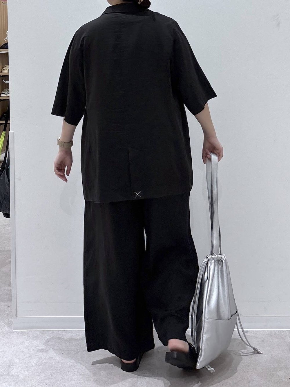 ブラック系のその他パンツ、グレー系のテーラードジャケット、ブラック系のサンダルを着用したレディースの夏コーディネートの3枚目の写真