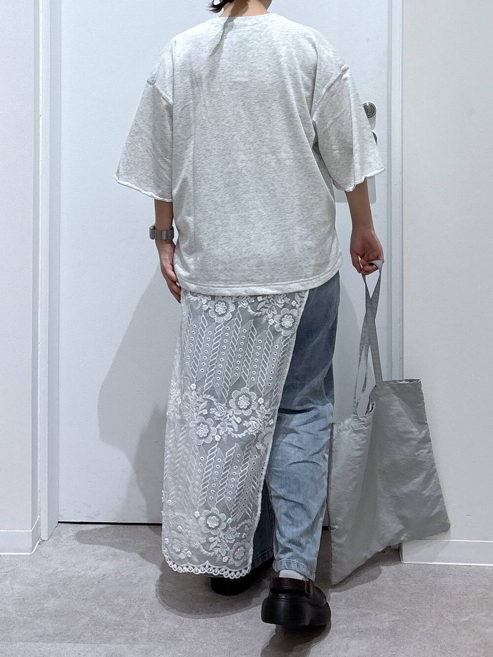 ブルー系のデニムパンツ、グレー系のトートバッグ、その他のストール/ショールを着用したレディースの秋コーディネートの3枚目の写真