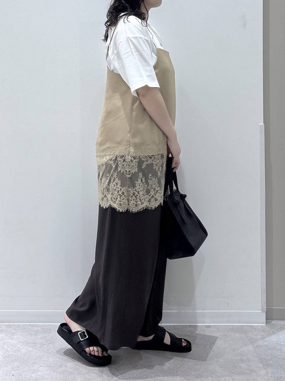 ブラック系のショルダーバッグ、ブラウン系のその他パンツ、ホワイト系のTシャツ/カットソーを着用したレディースの夏コーディネートの2枚目の写真