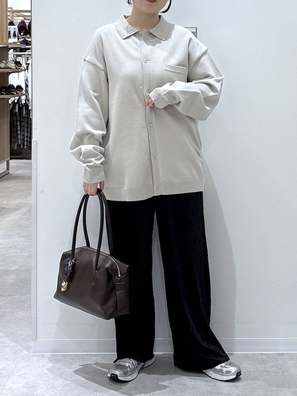 ブラック系のその他パンツ、ブラウン系のボストンバッグ、ベージュ系のカーディガン/ボレロを着用したレディースの秋コーディネートの4枚目の写真