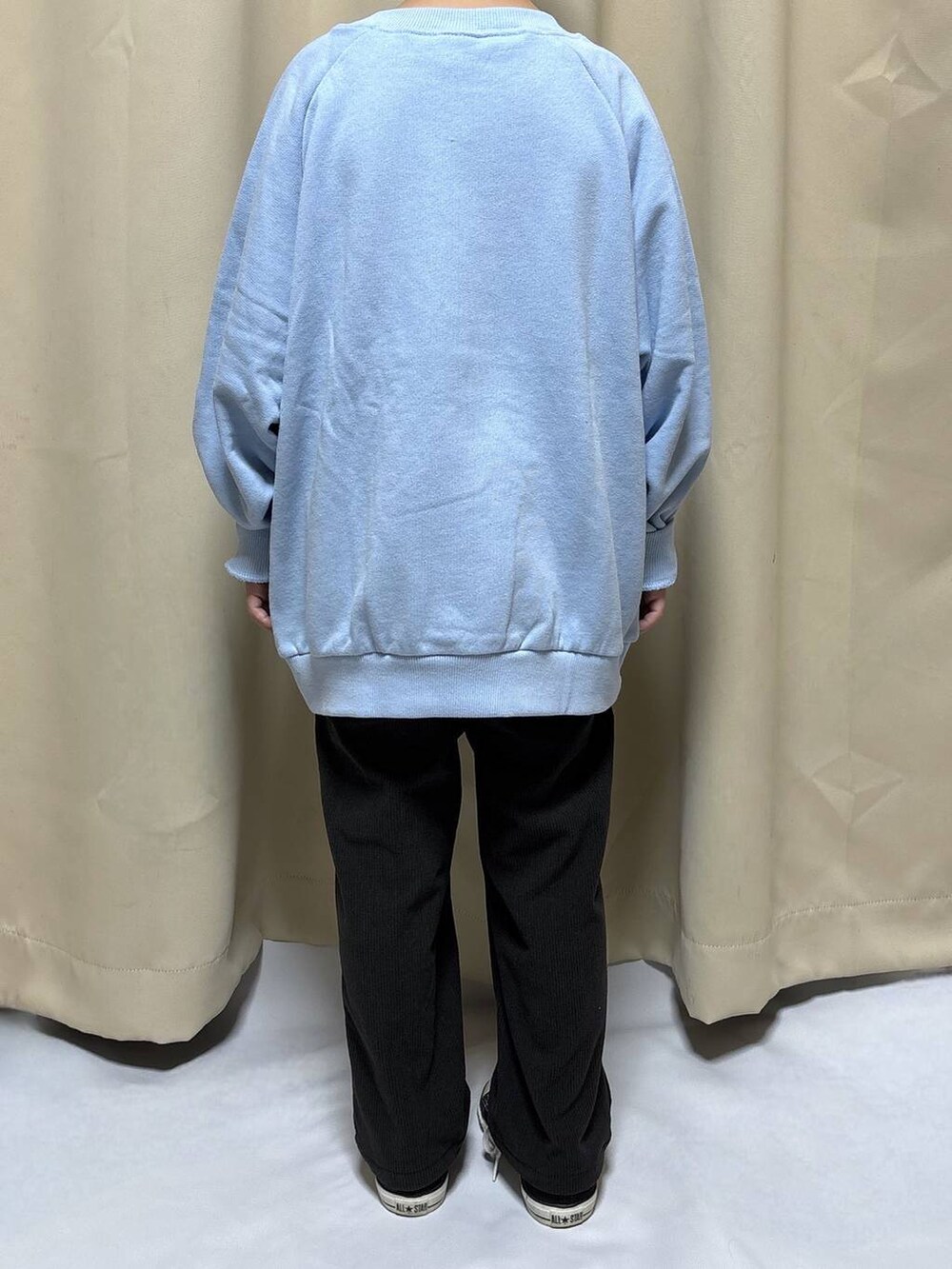 ブルー系のスウェット、グレー系のその他パンツを着用したキッズの秋コーディネートの3枚目の写真