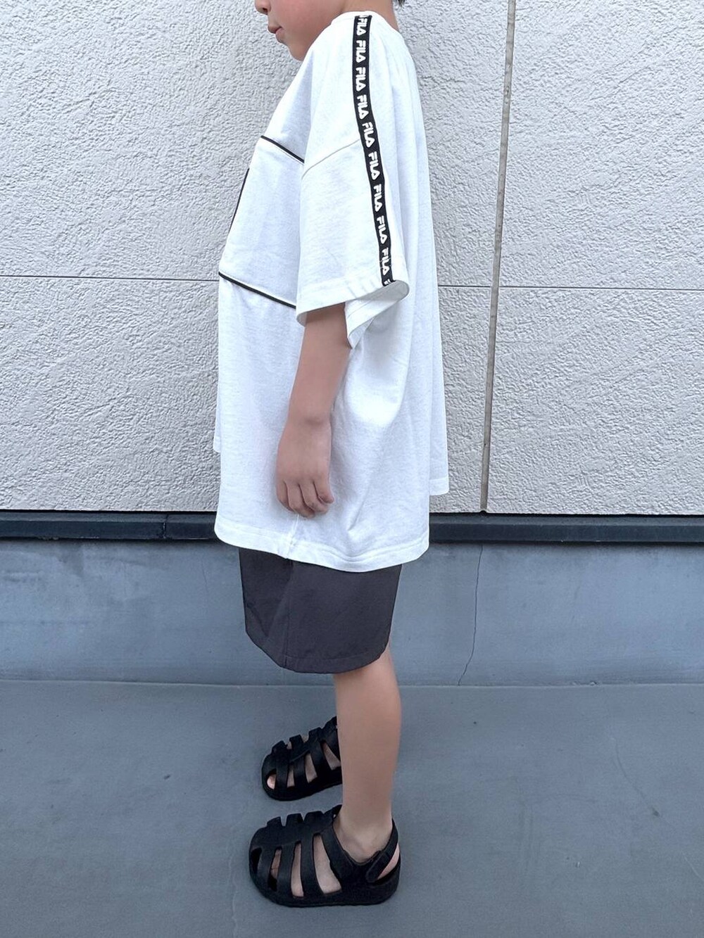 グレー系のその他パンツ、ホワイト系のTシャツ/カットソーを着用したキッズの夏コーディネートの2枚目の写真