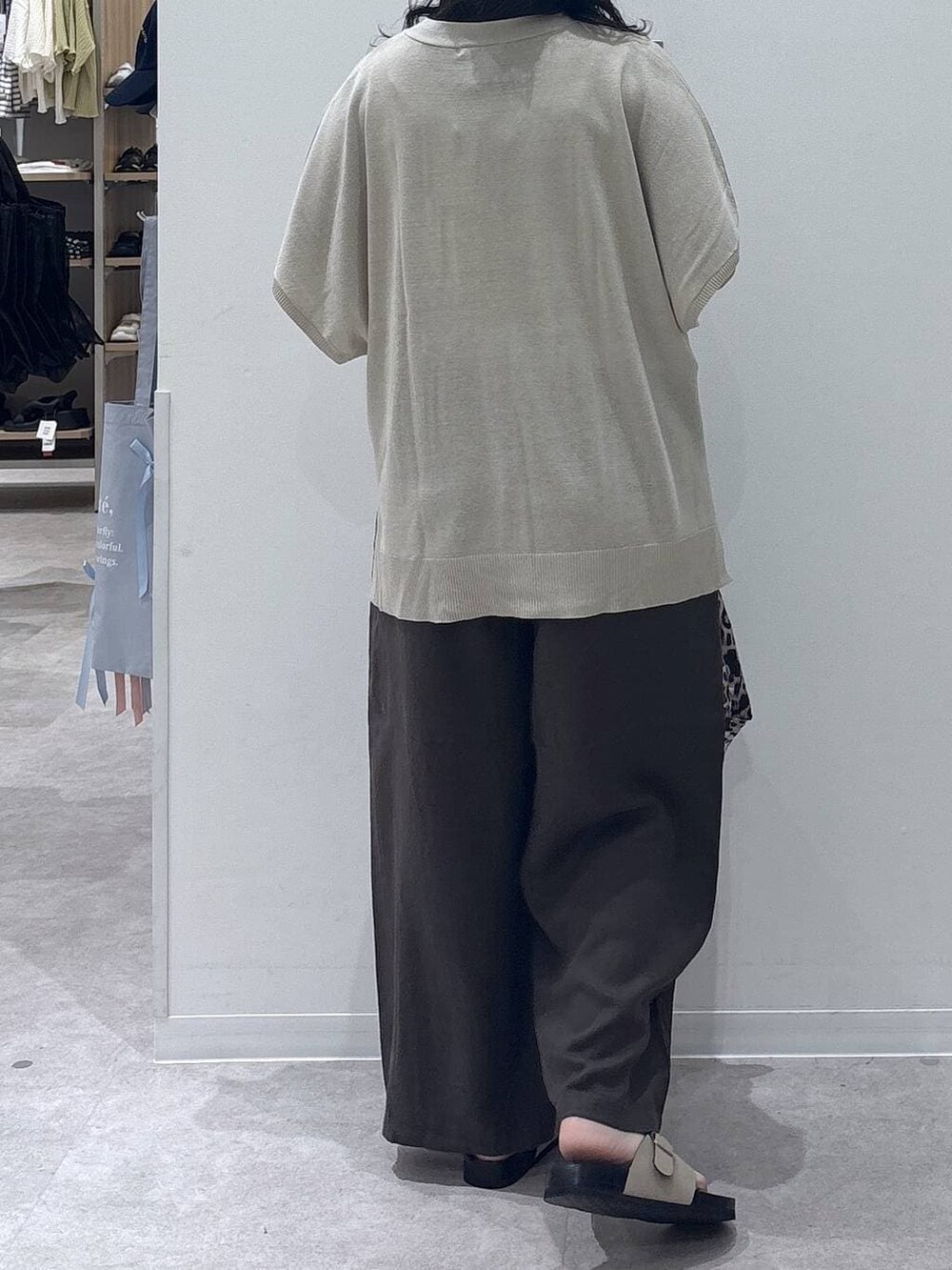 ベージュ系のカーディガン/ボレロ、ブラウン系のショルダーバッグ、ブラウン系のその他パンツを着用したレディースの夏コーディネートの3枚目の写真