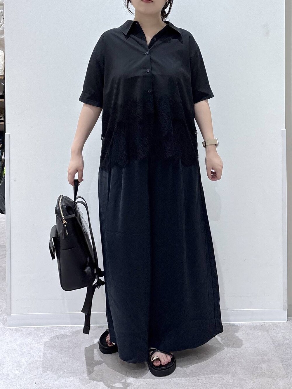 ブラック系のバックパック/リュック、ブルー系のその他パンツ、ブラック系のサンダルを着用したレディースの夏コーディネートの4枚目の写真
