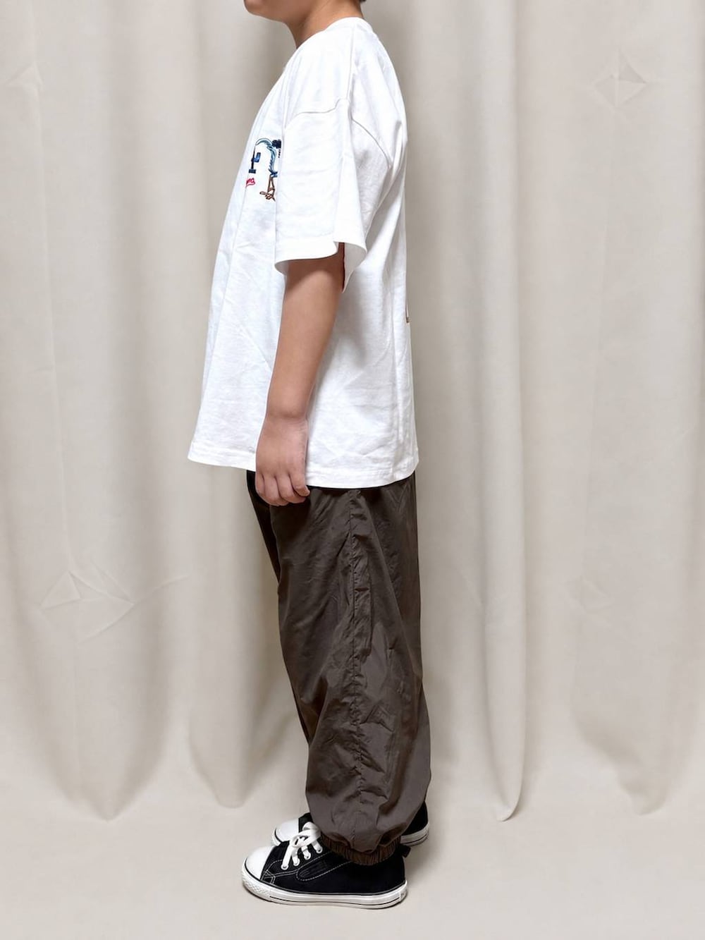ブラウン系のその他パンツ、その他のTシャツ/カットソーを着用したキッズの秋コーディネートの2枚目の写真