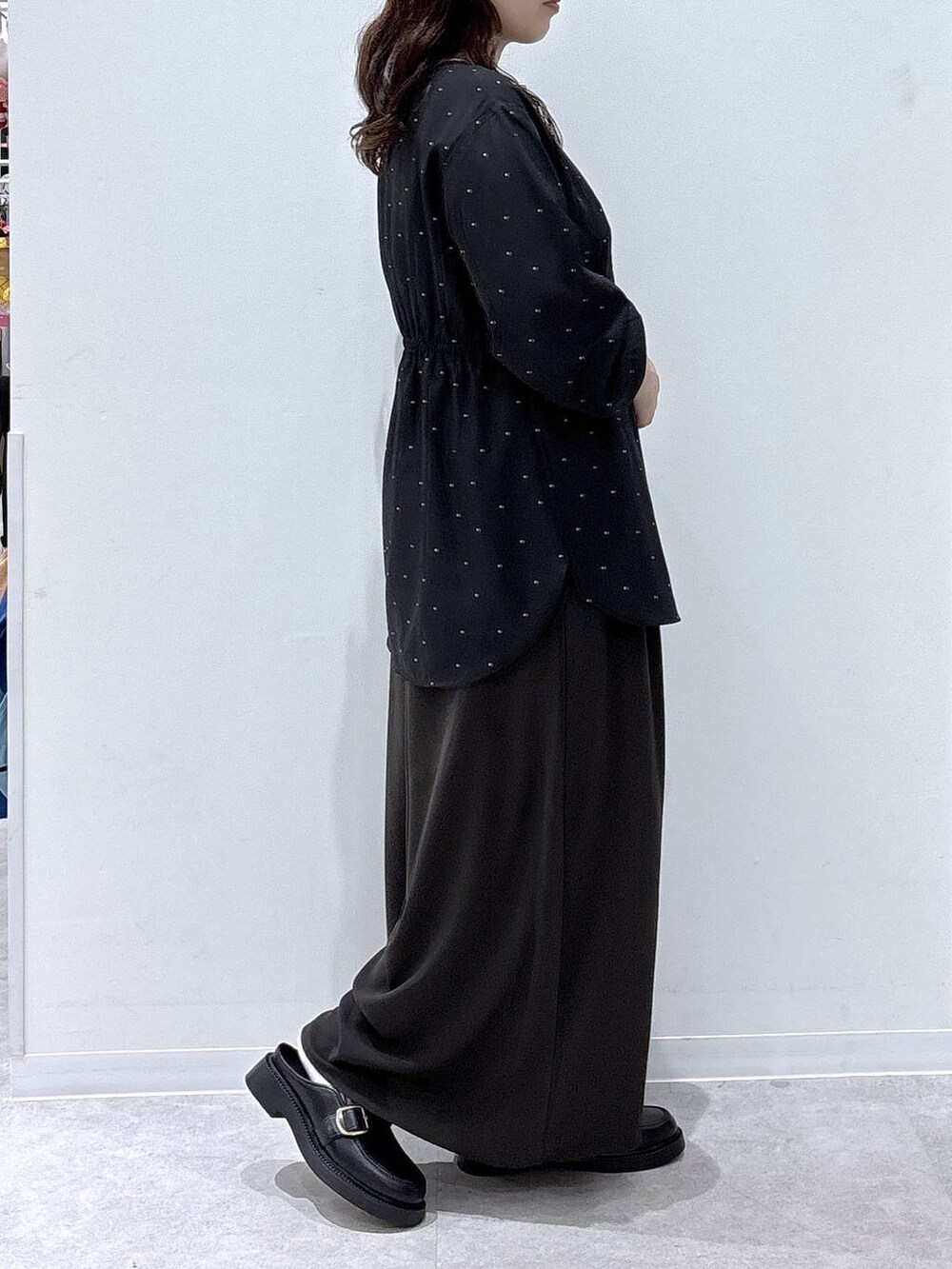 ブラック系のローファー、ブラウン系のその他パンツ、その他のシャツ/ブラウスを着用したレディースの夏コーディネートの2枚目の写真