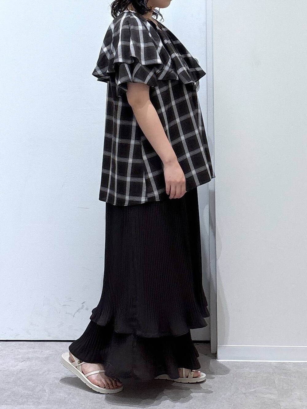 ベージュ系のサンダル、ブラウン系のシャツ/ブラウス、ブラウン系のスカートを着用したレディースの夏コーディネートの2枚目の写真