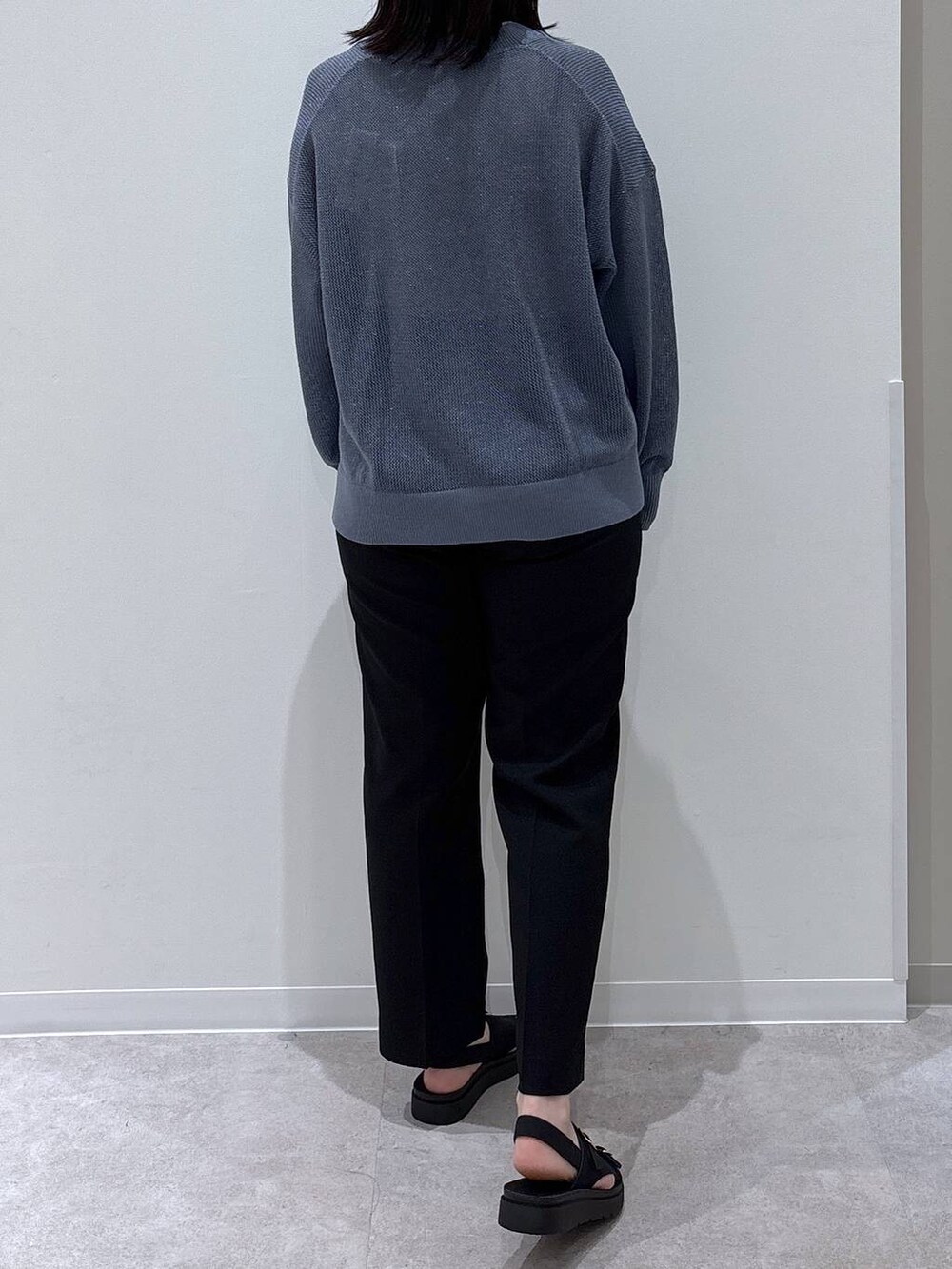 ブルー系のカーディガン/ボレロ、ブラック系のその他パンツ、ブラック系のサンダルを着用したレディースの春コーディネートの3枚目の写真