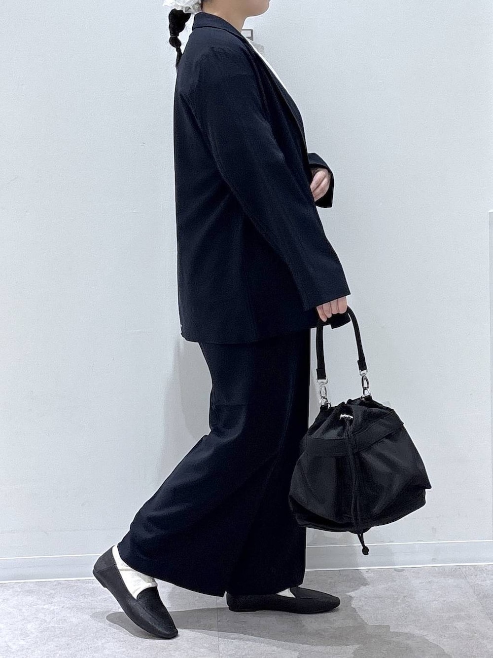 ブラック系のその他シューズ、ブラック系のショルダーバッグ、ブルー系のその他パンツを着用したレディースの春コーディネートの2枚目の写真