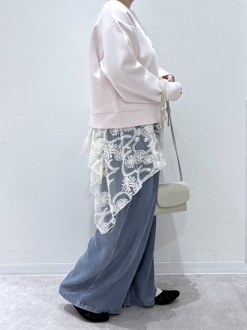 ベージュ系のショルダーバッグ、ホワイト系のその他トップス、ピンク系のカーディガン/ボレロを着用したレディースの春コーディネートの2枚目の写真